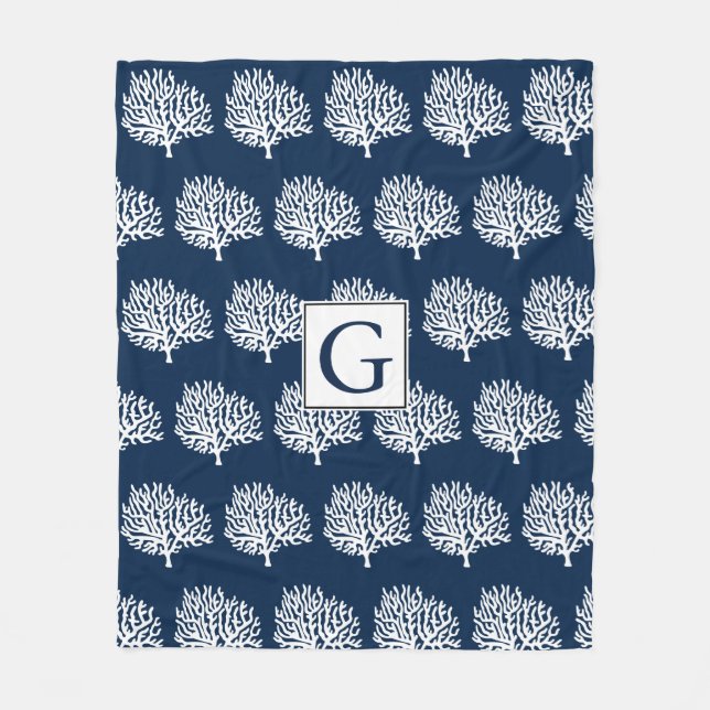 Weiße Korallen an der Küste und blaues Navy Fleecedecke (Vorderseite)