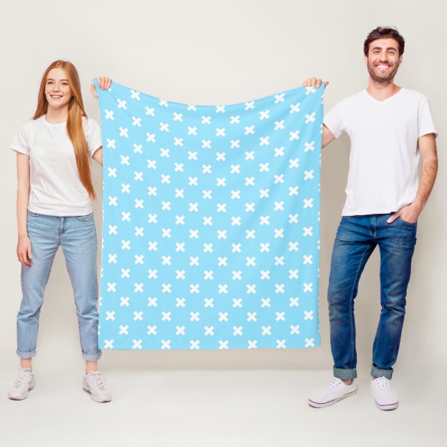 Weiße Kreuzstiche auf Babyblau Fleecedecke (Beispiel)