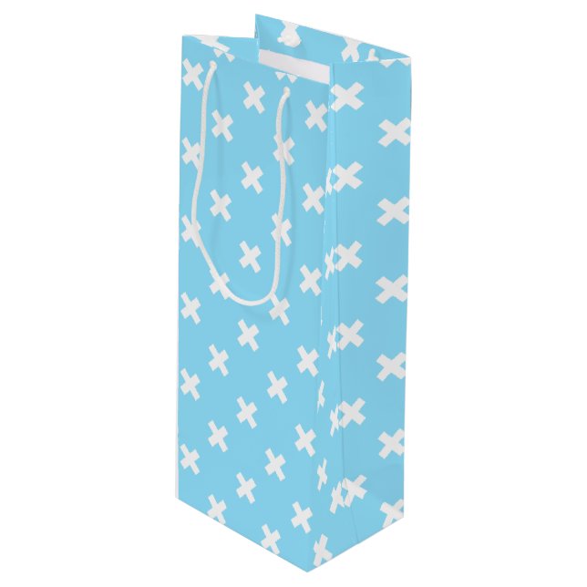 Weiße Kreuzstiche auf Babyblau Geschenktüte Für Weinflaschen (Vorderseite Schrägansicht)