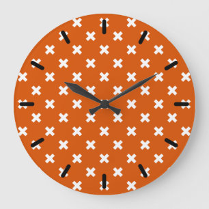 Weiße Kreuzstiche auf verbranntem Orange Große Wanduhr