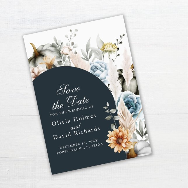 Weiße Kürbis mit Wildblumen Save the Date Karte (Pumpkin and Wildflowers Save the Date Card on off-white wooden table)
