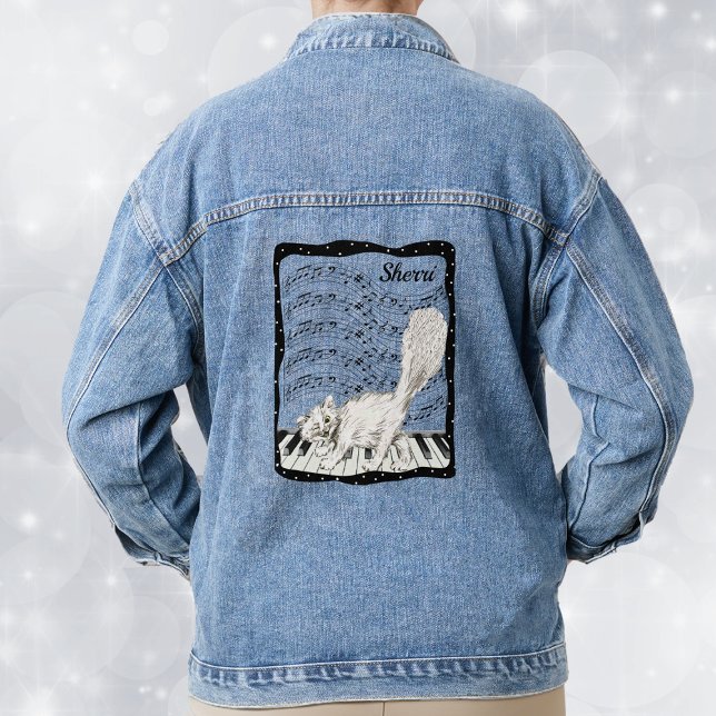 Weiße, lächelnde Katze auf Klaviertasten Musiknote Jeansjacke (Happy white cat on piano keys with bars of music notes in white dotted black frame on denim jacket.)
