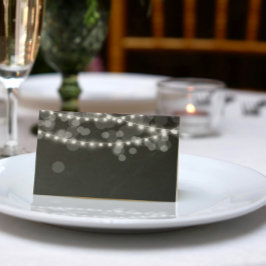 Weiße Lampen und Halbpension Platzkarte