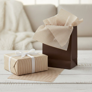 Weiße Linien auf brauner Kraft-Geschenkverpackung  Seidenpapier