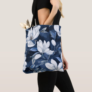 Weiße Magnolia-Blume, blauer Hintergrund