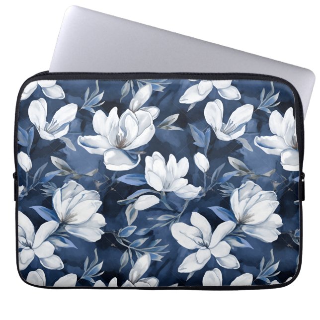 Weiße Magnolia-Blume, blauer Hintergrund Laptopschutzhülle (Vorderseite)