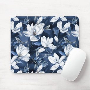 Weiße Magnolia-Blume, blauer Hintergrund Mousepad