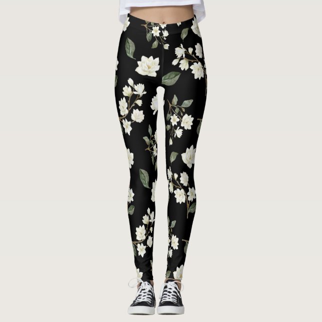 Weiße Magnolische Blume auf schwarzen Leggings (Vorderseite)
