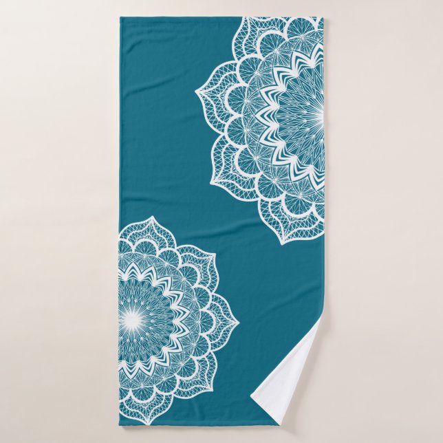 Weiße Mandala auf blauem Hintergrund Badehandtuch (Badehandtuch)