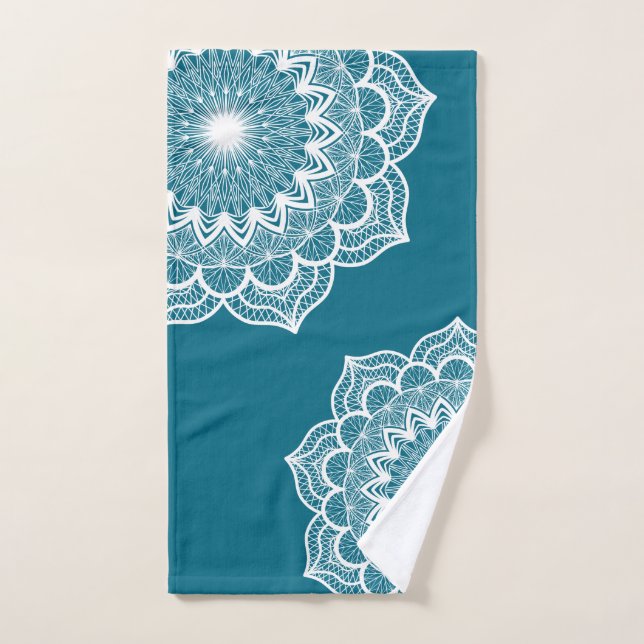 Weiße Mandala auf blauem Hintergrund Handtuch (Handtuch)