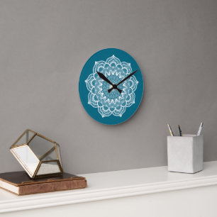 Weiße Mandala auf blauem Hintergrund Runde Wanduhr