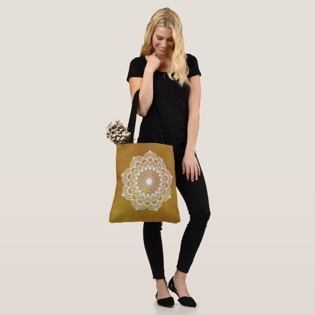Weiße Mandala auf goldenem Hintergrund (Am Model)