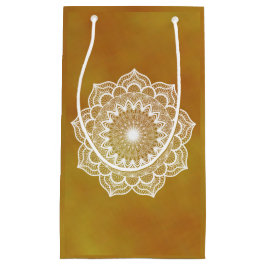 Weiße Mandala auf goldenem Hintergrund Kleine Geschenktüte