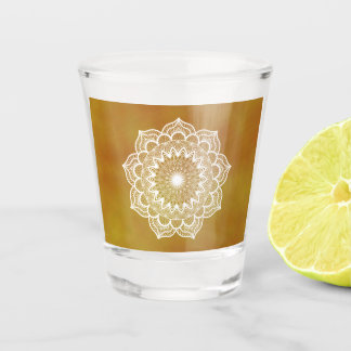 Weiße Mandala auf goldenem Hintergrund Schnapsglas