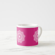 Weiße Mandala auf rosa Hintergrund