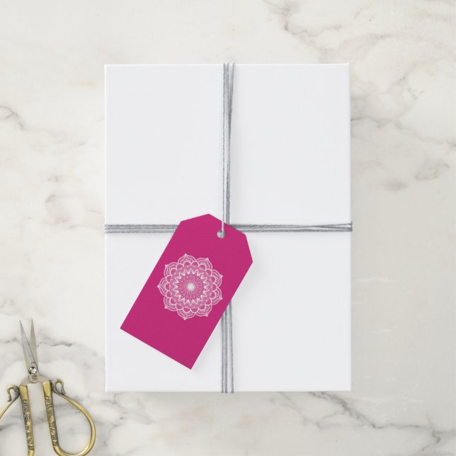 Weiße Mandala auf rosa Hintergrund Geschenkanhänger (Mit Garn)