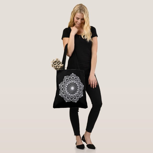 Weiße Mandala auf schwarzem Hintergrund (Am Model)