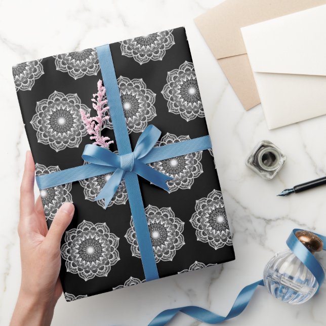 Weiße Mandala auf schwarzem Hintergrund Geschenkpapier (Schenken)