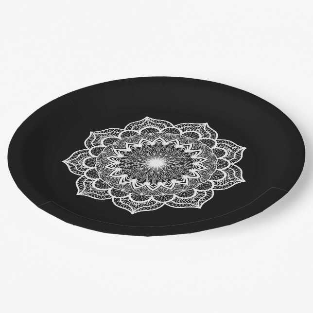 Weiße Mandala auf schwarzem Hintergrund Pappteller (Schrägansicht)