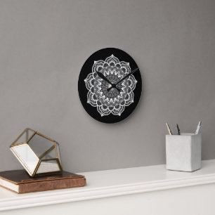 Weiße Mandala auf schwarzem Hintergrund Runde Wanduhr
