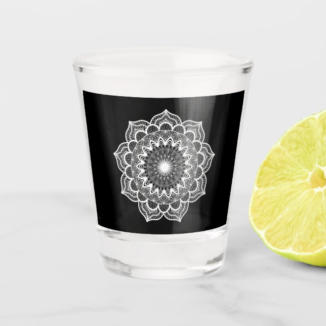 Weiße Mandala auf schwarzem Hintergrund Schnapsglas (Vorderseite)