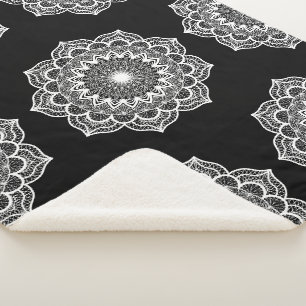 Weiße Mandala auf schwarzem Hintergrund Sherpadecke