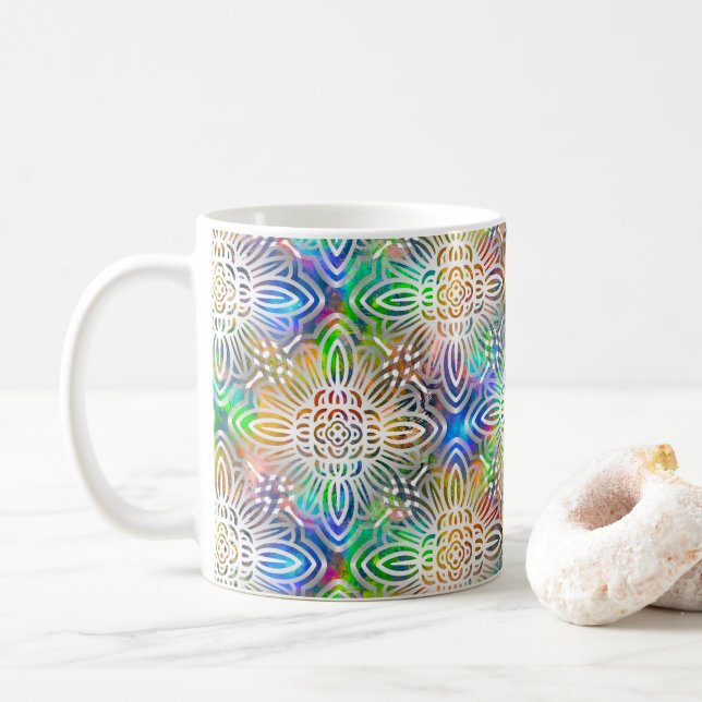 Weiße Mandala-Muster über farbenfrohe Juwelentöne Kaffeetasse (Mit Donut)