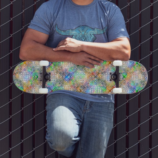 Weiße Mandala-Muster über farbenfrohe Juwelentöne Skateboard (Außenbereich 3)