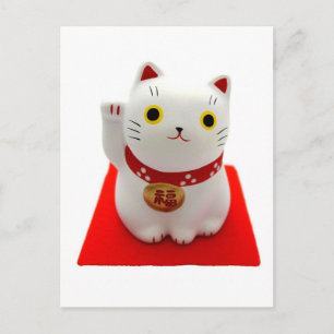 Weiße Maneki Neko auf einem roten Teppich Postkarte