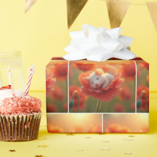 Weiße Maus napping auf einem roten Mohn Geschenkpapier
