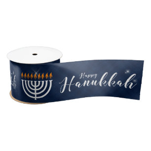 Weiße Menorah mit Blau und moderne Hanukkah Satinband