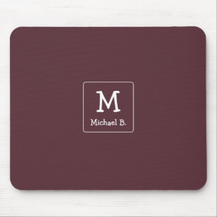 Weiße Monogramm und Name auf staubigem Burgunderro Mousepad