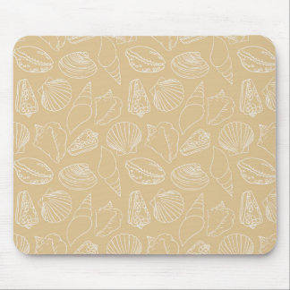 Weiße Muscheln auf sandfarbenem Beige Mousepad