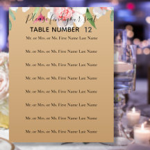 Weiße Narzissen auf Champagner-Hochzeitszeichen