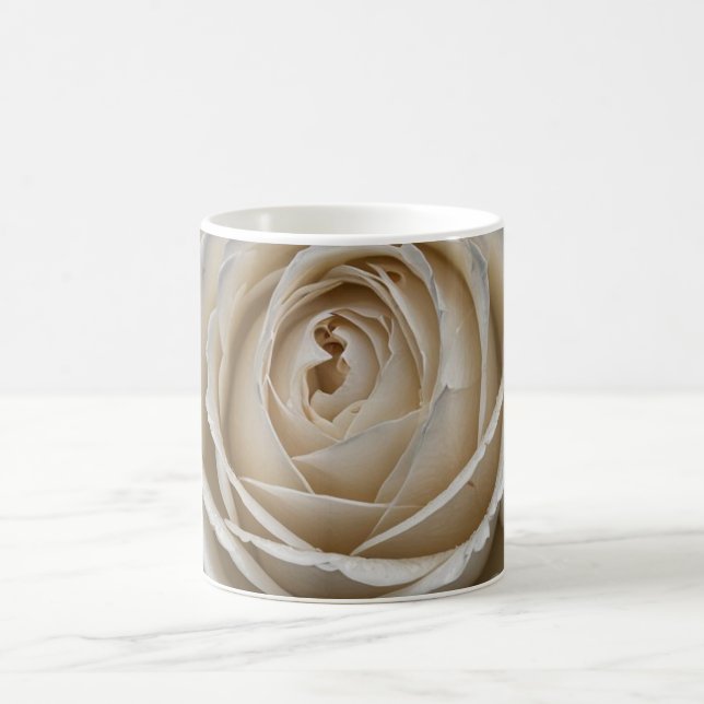 Weiße nasse Rose nahes Design Kaffeetasse (Mittel)