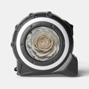 Weiße nasse Rose nahes Design Maßband