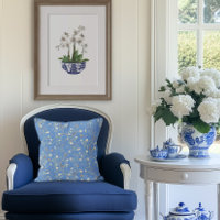 Weiße Orchidee in Chinoiserie-Pflanzgefäß-Kunst