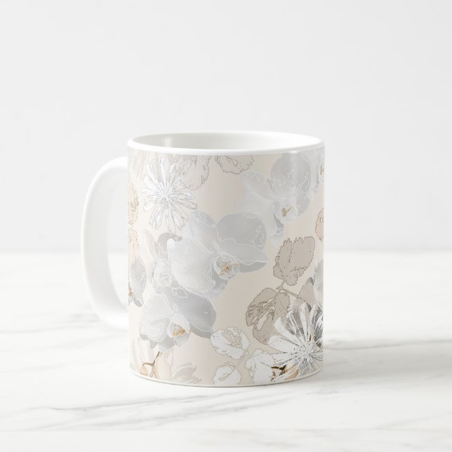 Weiße Orchideen auf einer hellen Creme   Kaffeetasse (Vorderseite Links)