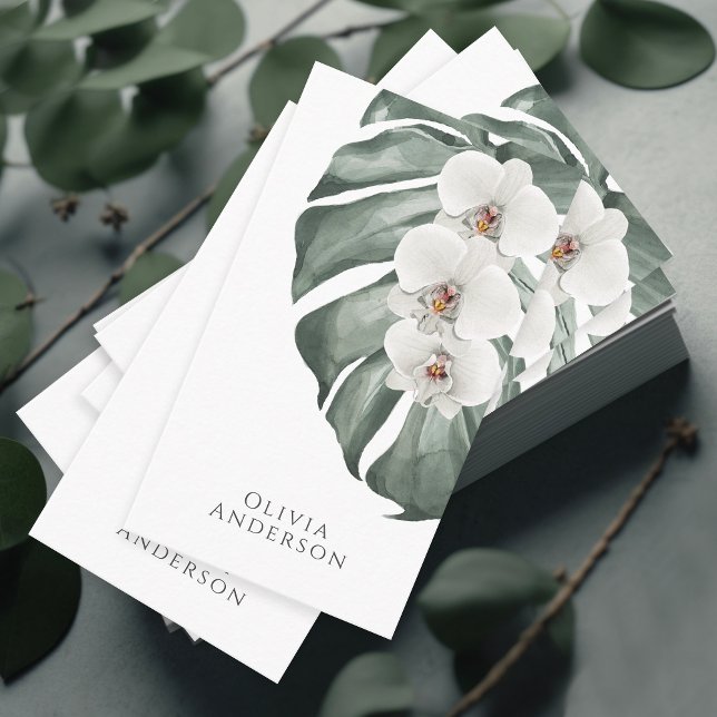 Weiße Orchideen auf Monstera Tropical Botanical Visitenkarte (A stunning business card with a tropical elegance featuring white orchids on a monstera leaf.)