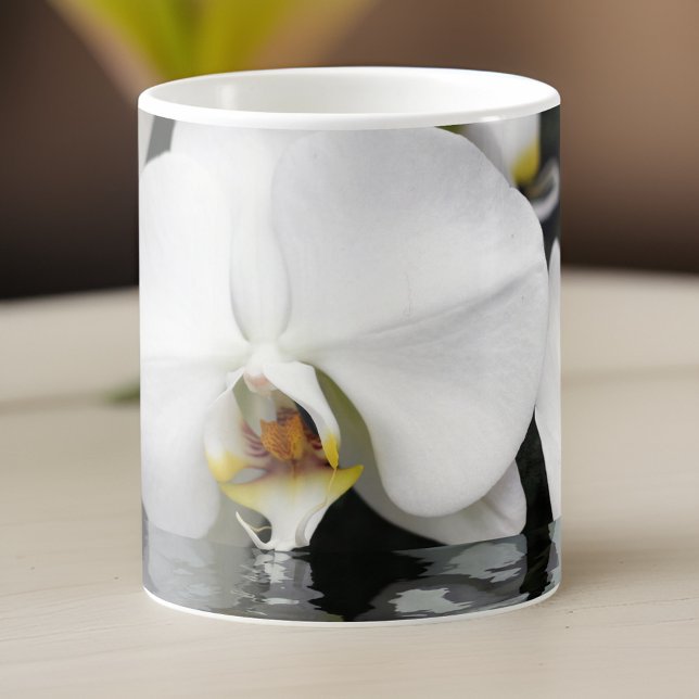 Weiße Orchideen aus Wasser Kaffeetasse (Von Creator hochgeladen)