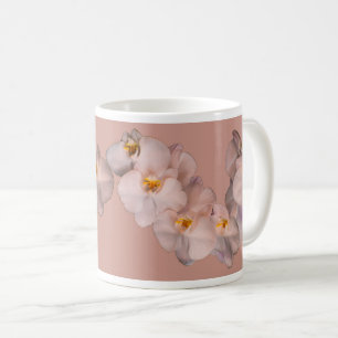 Weiße Orchideen-Blumen auf Abzeichen Kaffeetasse