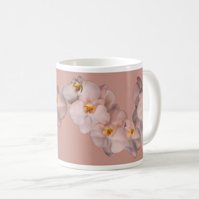 Weiße Orchideen-Blumen auf Abzeichen Kaffeetasse (VorderseiteRechts)