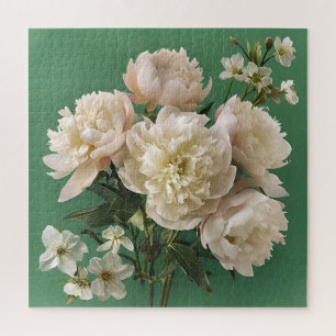 Weiße Peonies mit Frühlingsblumen auf Grün Puzzle