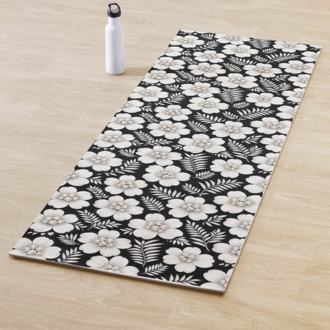 Weiße Perlen in Blumen auf Schwarz Yogamatte (Beispiel)