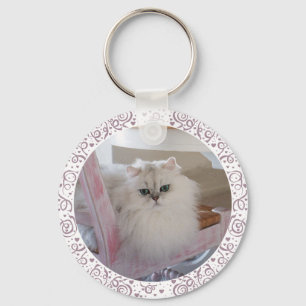 Weiße Perserkatze auf einem rosa Stuhl Schlüsselanhänger