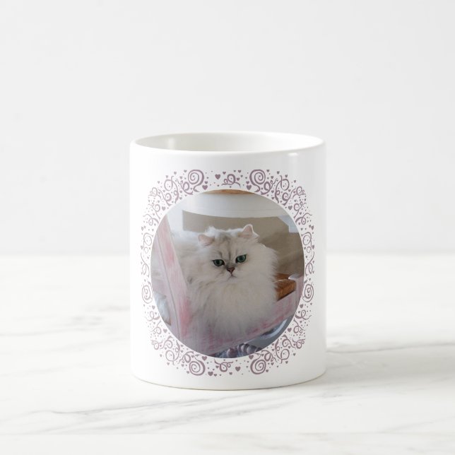 Weiße persische Katze auf rosa Stuhl Kaffeetasse (Mittel)