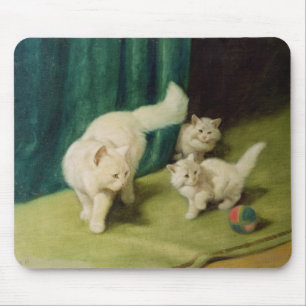 Weiße persische Katze mit zwei Kätzchen Mousepad