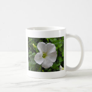 weiße Petunienblüte Kaffeetasse