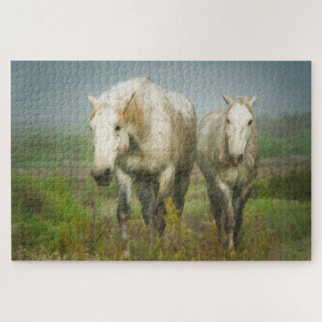 Weiße Pferde aus Camargue auf dem Feld Puzzle (Horizontal)