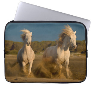 Weiße Pferde, die auf Strand Camargue, Laptopschutzhülle
